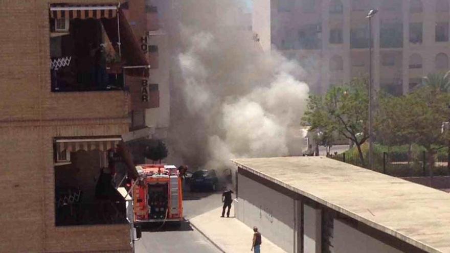 Un incendio de un coche provocó una gran humareda en el Port de Sagunt