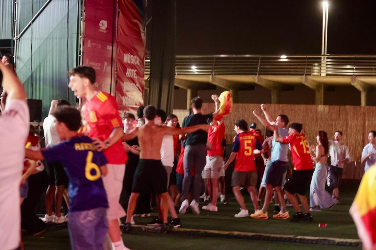 Alicante se vuelca con España: así se vive el partido en la pantalla gigante de la Zona Volvo