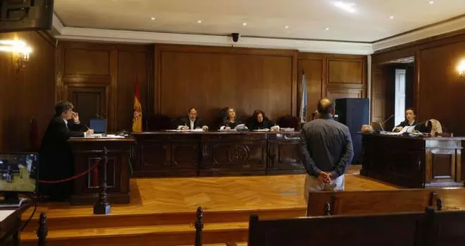 Un conductor de bus escolar de Arousa niega los abusos sexuales a menores que le imputa el fiscal