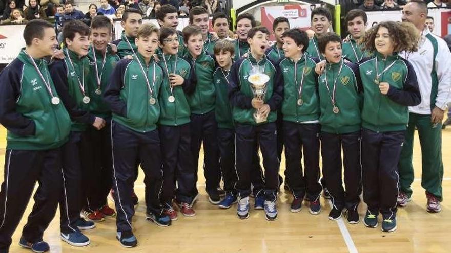 Los infantiles del Coruxo, durante la entrega de premios.