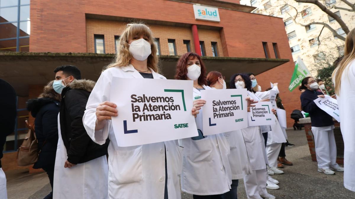 Un grupo de enfermeras, con los carteles reivindicativos, a las puertas del centro de salud de La Jota.