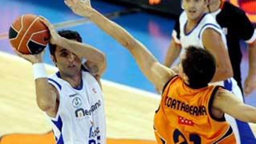 El escolta turco del Meridiano Alicante, Serkan Erdogan (i) intenta un lanzamiento ante la oposición del escolta Jon Cortaberría, del Baloncesto Fuenlabrada, durante el partido correspondiente a la segunda jornada de la Liga ACB que ambos equipos han disputado en el Centro de Tecnificación de Alicante