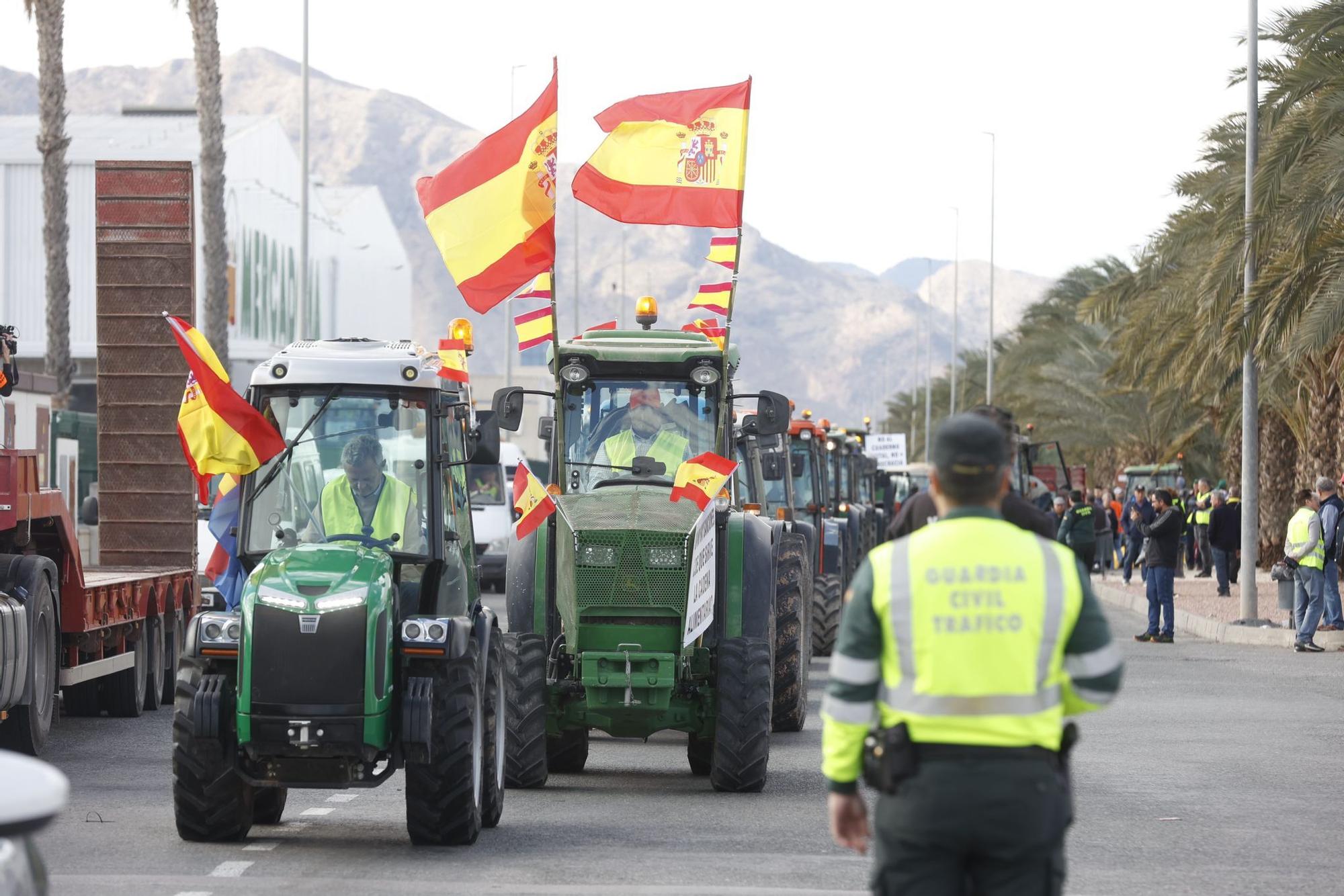 Los agricultores se concentran en tres comarcas de la provincia de Alicante en una tractorada por carreteras secundarias