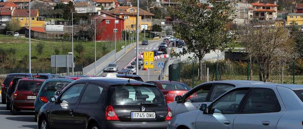 Caravana de vehículos en el acceso al hospital Álvaro Cunqueiro. // Marta G. Brea