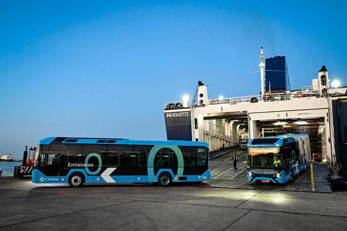 Los nuevos buses descendiendo del barco en el puerto de Palma.