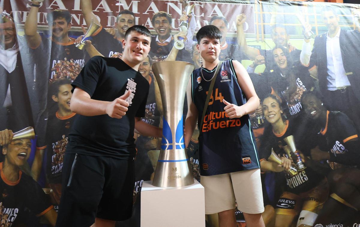 El trofeo de la Liga ya está en la Fonteta