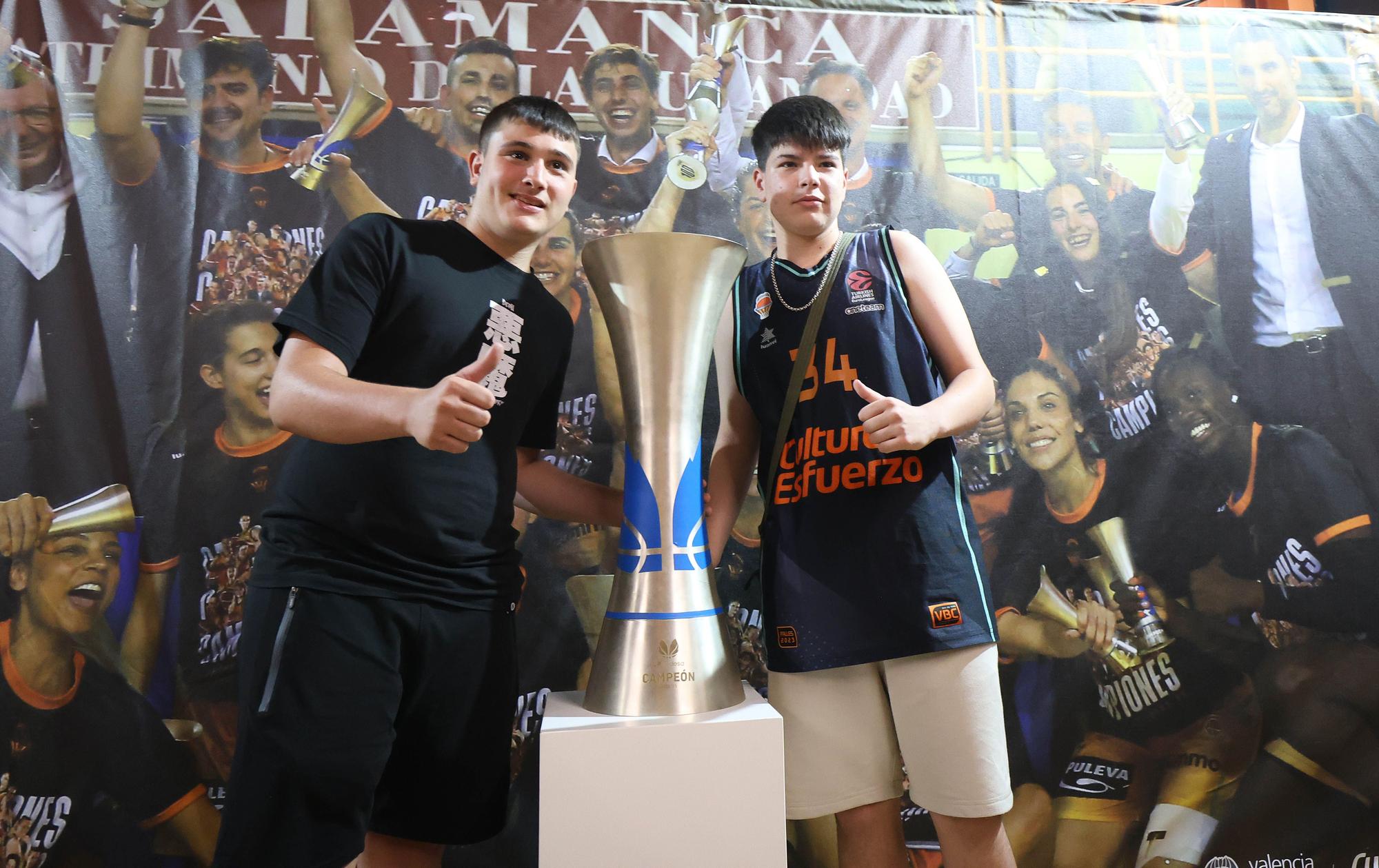 El trofeo de la Liga ya está en la Fonteta