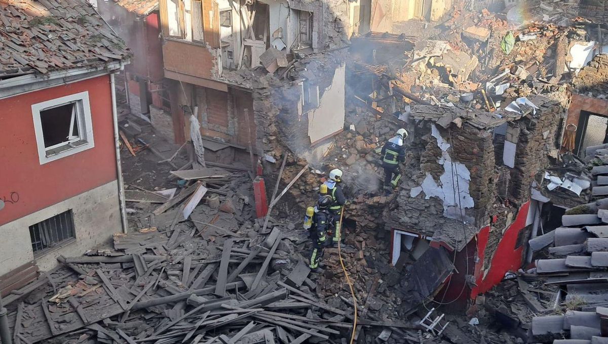 Bomberos en el lugar de la explosión a los pocos minutos de la deflagración. | D. M.