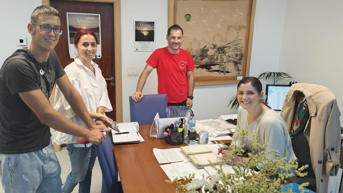La alcaldesa, Leticia Santos; y la edil María Sanluis enfrente con ediles de gobierno en el Concello.