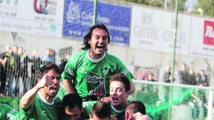 Los jugadores del Guijuelo tras conseguir el segundo gol ante el Salamanca.