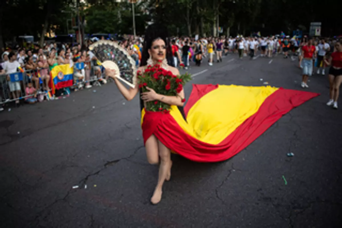 "Ni un paso atrás": Madrid planta cara a la LGTBIfobia creciente en un Orgullo que transciende lo colectivo