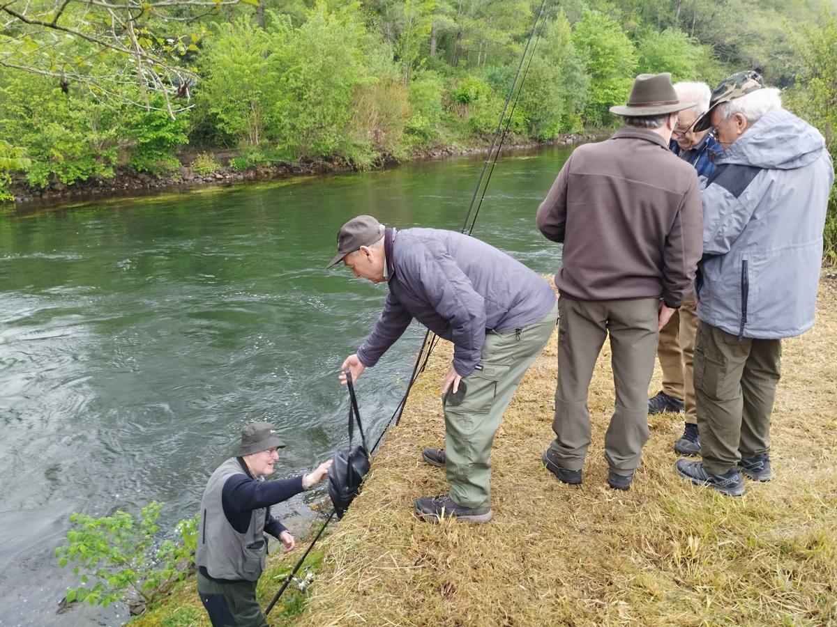 Muchos pescadores y pocos salmones en el Narcea a su paso por Salas, en imágenes Muchos pescadores y pocos salmones en el Narcea a su paso por Salas, en imágenes