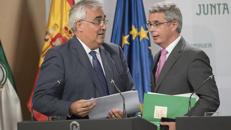 El consejero andaluz de Economía y Conocimiento, Antonio Ramírez de Arellano (i), junto al portavoz del Ejecutivo, Juan Carlos Blanco, tras la reunión del Consejo de Gobierno de la Junta en Sevilla.