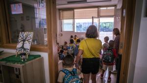 Maestra con la camiseta amarilla de la lucha docente en una escuela catalana este curso.