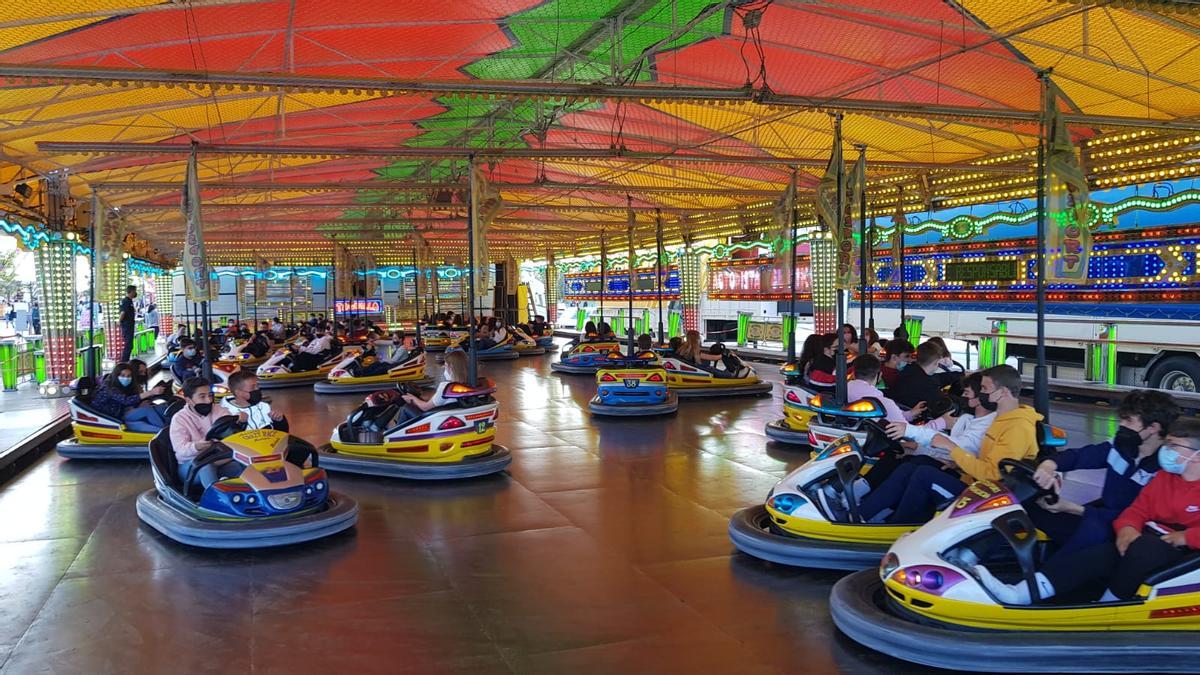 La atracción de coches de choque ayer en la Feria de Primavera de Lucena.