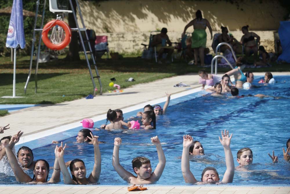 Apertura de la temporada de baños en la piscina de la calle Torremolinos