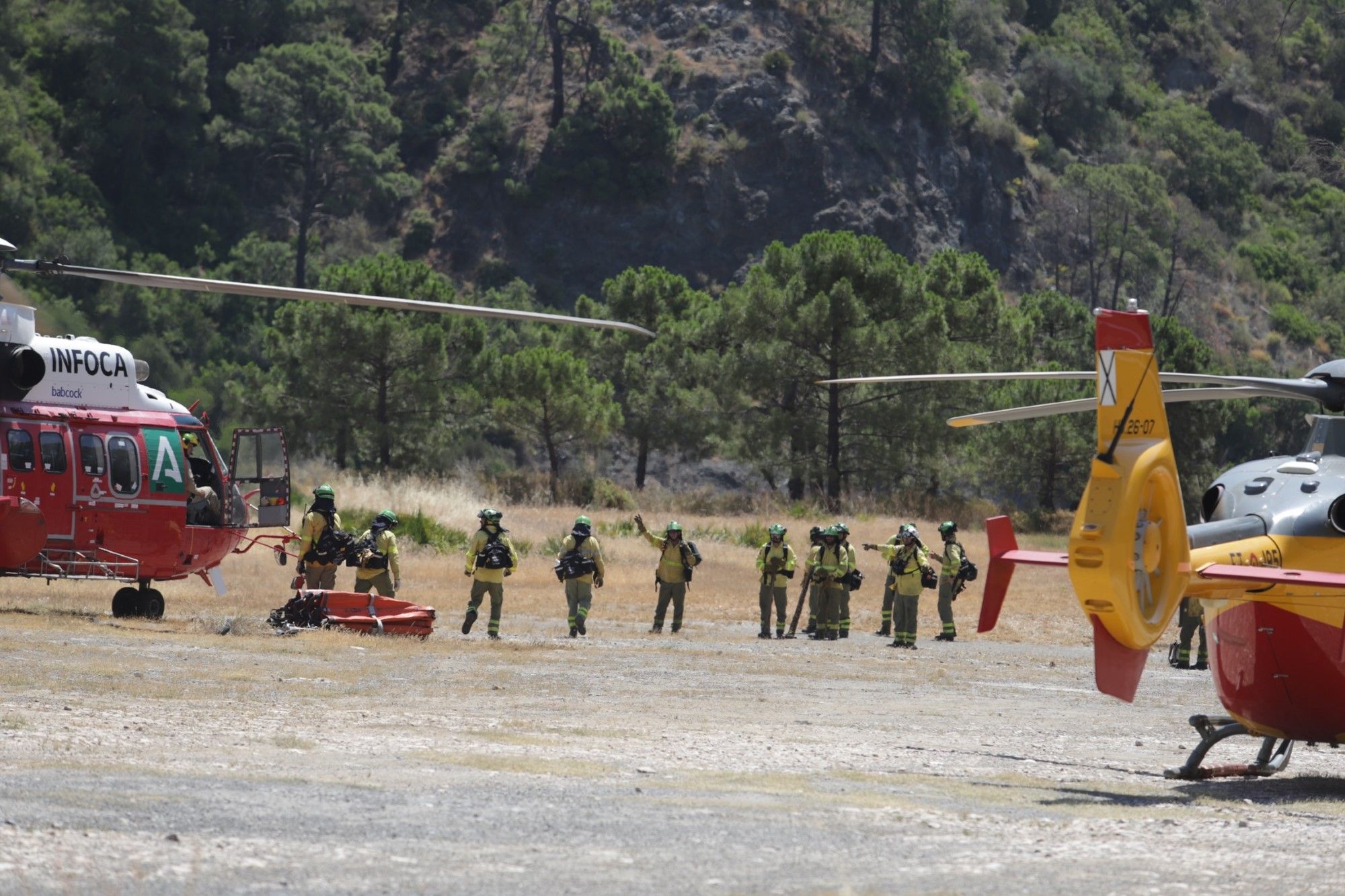 Un millar de efectivos trabajan para controlar el fuego de Sierra Bermeja