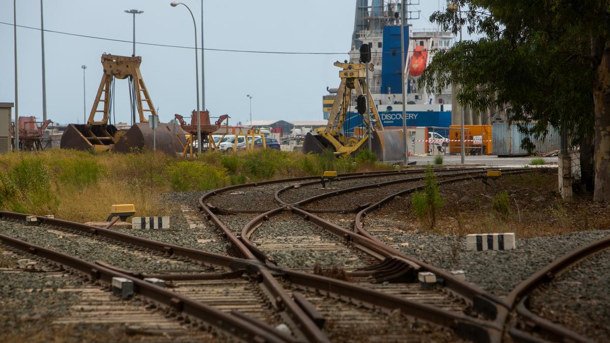 La entrada de los trenes de mercancías al puerto de Alicante se hace por una plataforma que no se ha tocado en 50 años