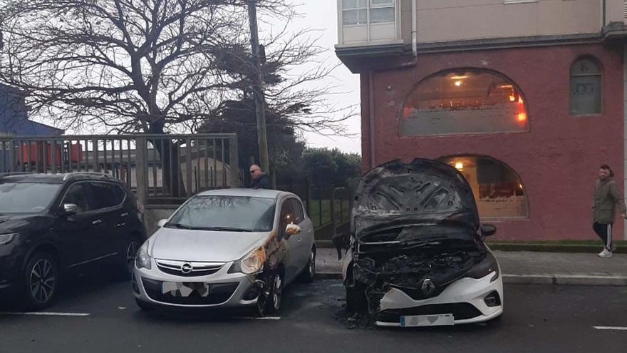 Un vehículo arde de madrugada en Os Rosales