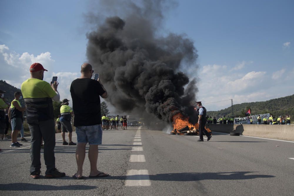 Els treballadors de Montajes Rus cremen pneumàtics i tallen la C-16