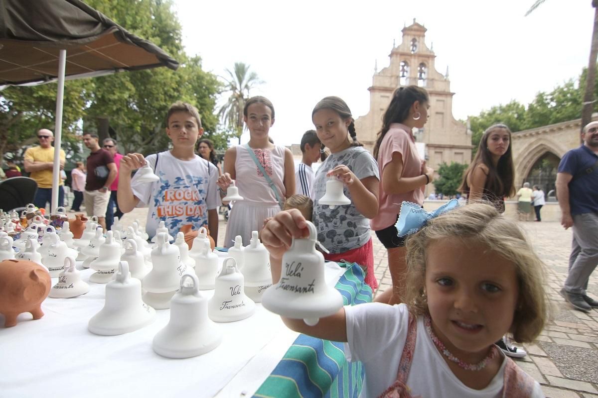 Velá: Una niña sostiene una tradicional campanita.
