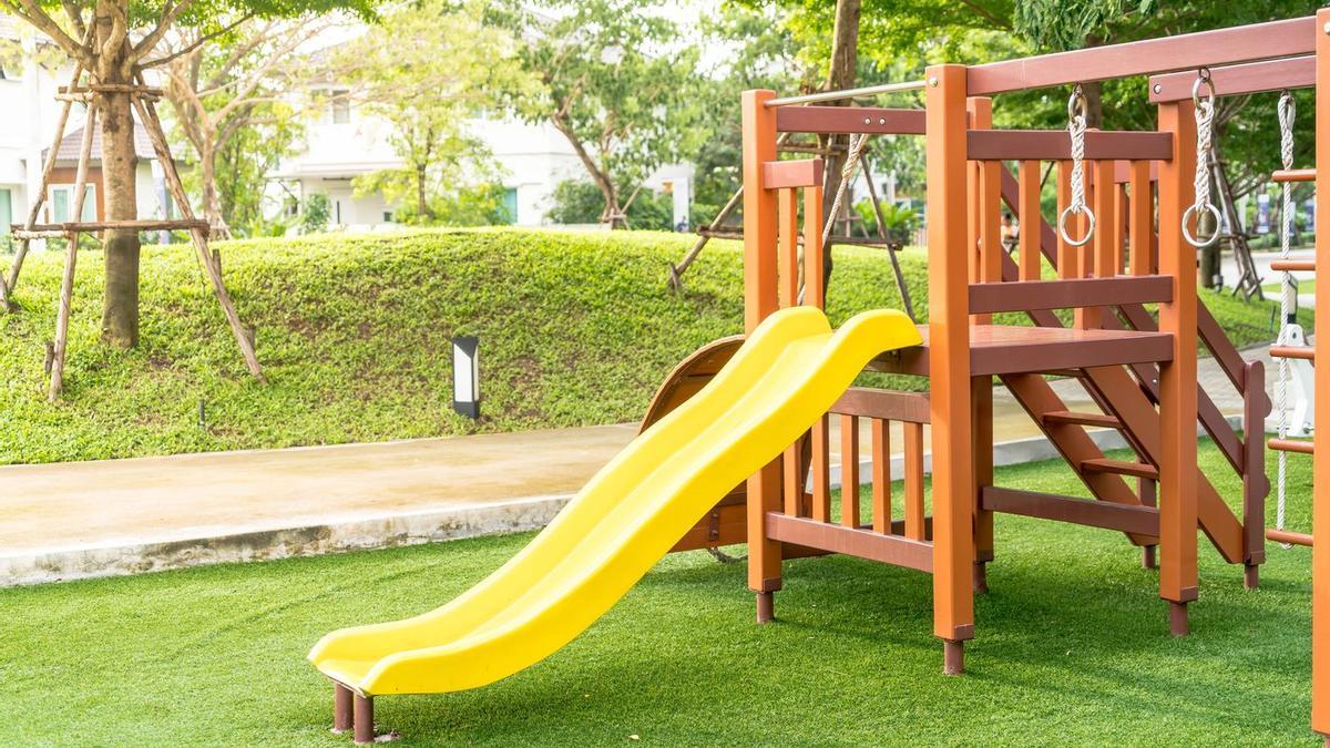 Tobogán en una zona recreativa para niños