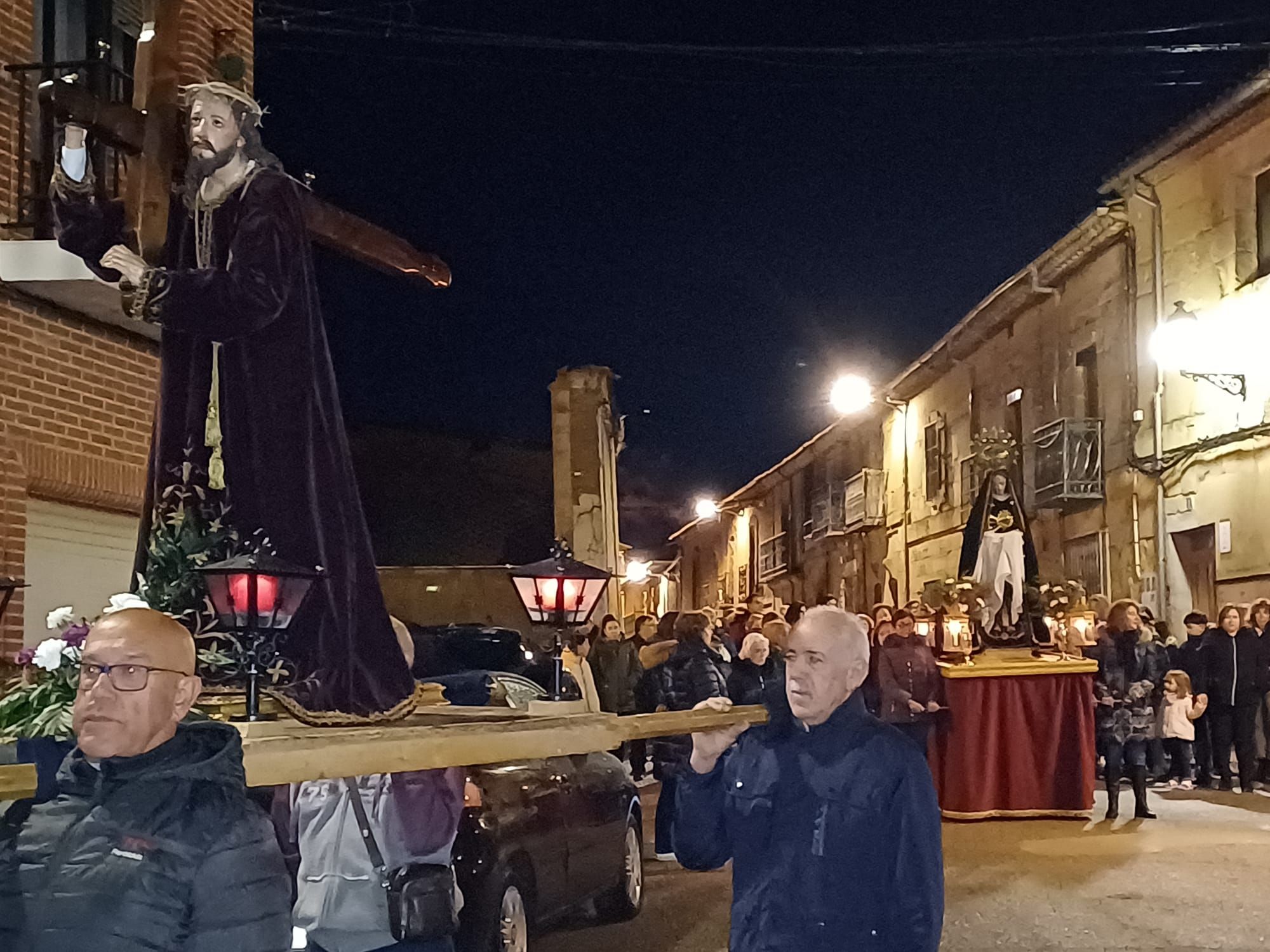 GALERÍA | Jesús Nazareno y la Virgen de los Dolores procesionan en Villaescusa
