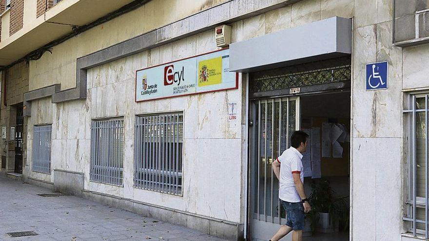 Una persona entra a las oficinas del paro, ahora en la avenida de Requejo.