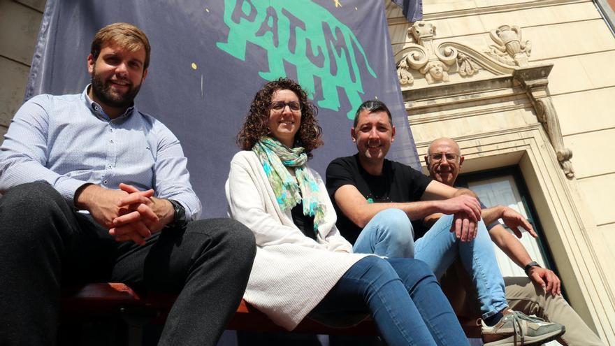 Ivan Sànchez amb representants del Consell Comarcal del Berguedà i de l'Ajuntament de Berga amb la samarreta de Patum d'aquest any al balcó