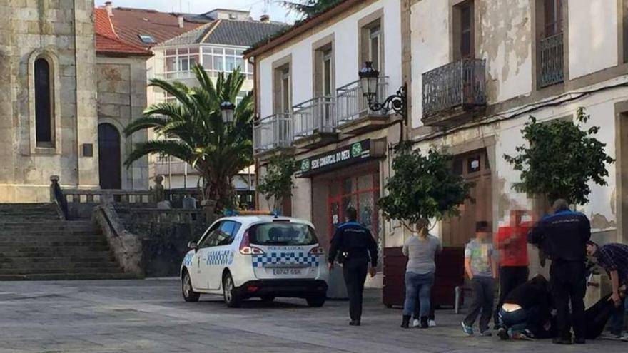 Agentes de la Policía Local intervienen en la disputa de la Praza da Igrexa.