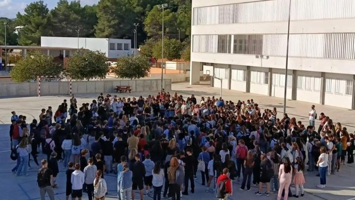 Alumnos de IES Quartó del Rei en el minuto de silencio por Sandra Peña