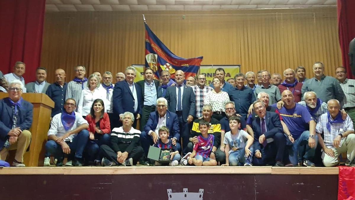 Foto de familia de la peña con los invitados