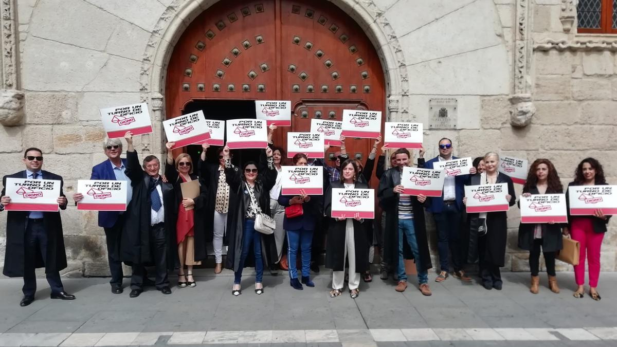 Concentración de los abogados de oficio de Zamora frente al Palacio de los Momos