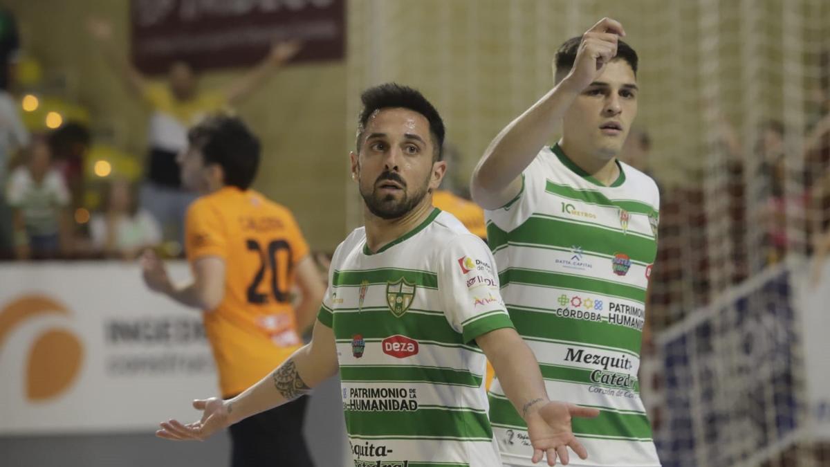 Jesulito y Viana en el partido entre el Córdoba Futsal y el Ribera Navarra en Vista Alegre.
