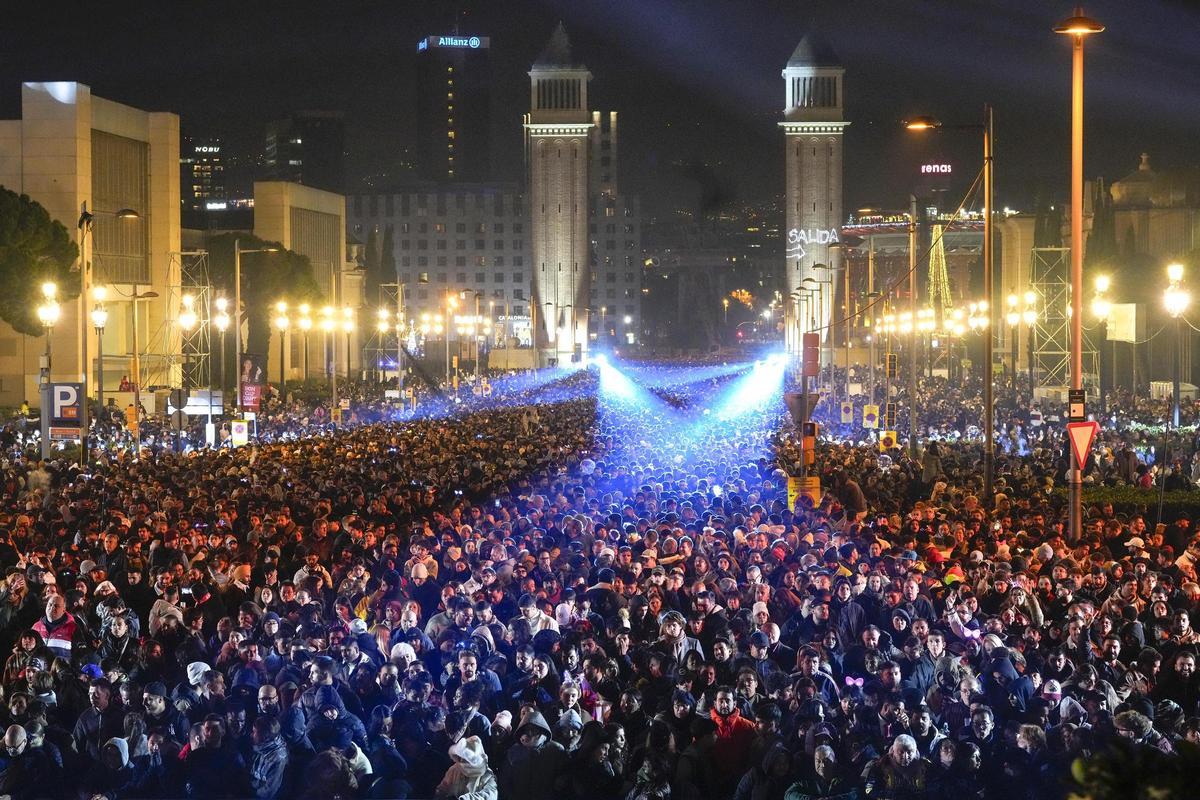 Barcelona despide el año 2024 con un gran espectáculo de drones, luz y fuegos en Montjuïc