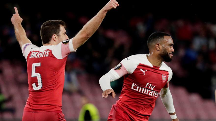 Los jugadores del Arsenal festejan el gol de Lacazette.