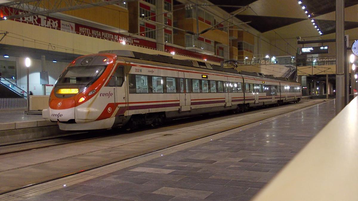 Un tren de Cercanías haciendo parada en la estación de Delicias.