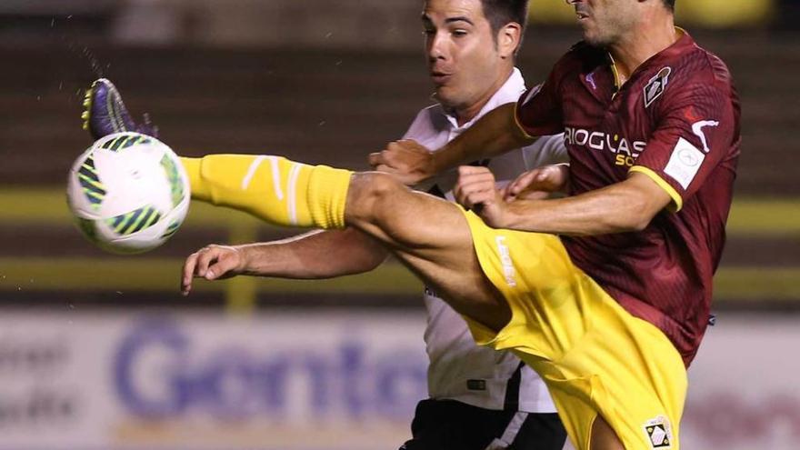 Annunziata trata de controlar el balón ante un jugador del Burgos.