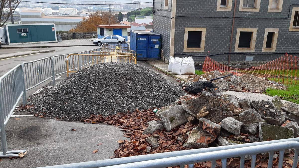 Escombros en las obras aplazadas de Portuarios.