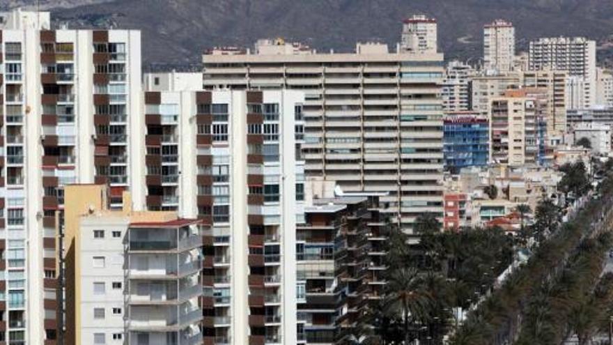 Cientos de viviendas en primera línea de la Playa de San Juan, en Alicante.