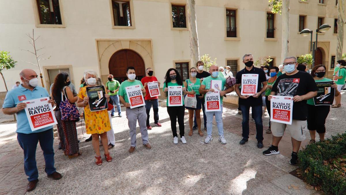 Protesta frente al Palacio de San Esteban, esta mañana.