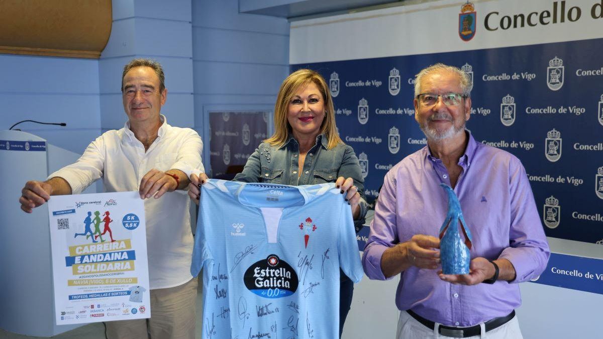 Luciano Fernández, presidente de Dano Cerebral Galicia; Yolanda Aguiar, concelleira de Política Social e Jesús Vílchez, da Xunta Directiva de Alento.