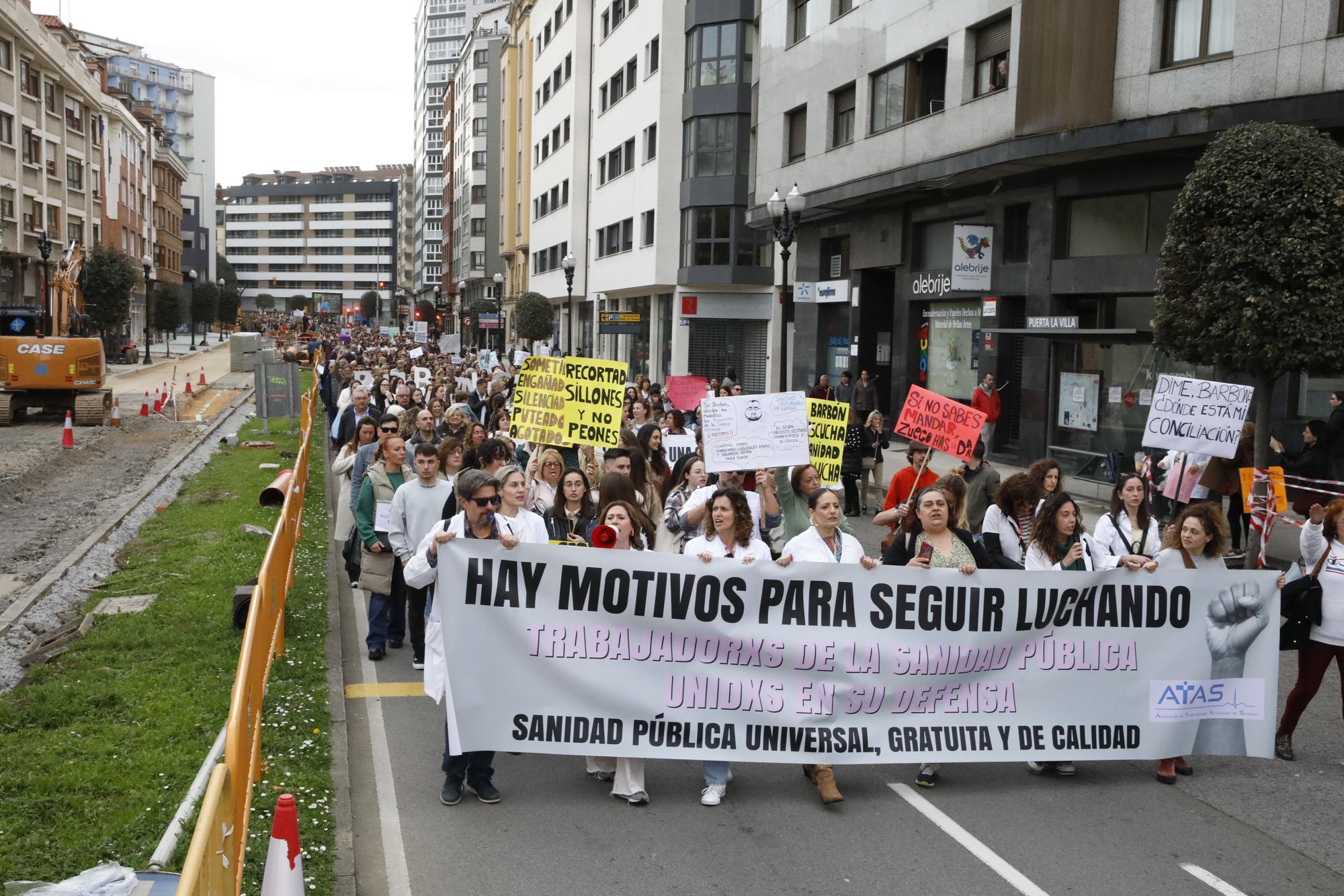 En imágenes: Los sanitarios se manifiestan en Gijón al grito de "no queremos más dinero, queremos mejores condiciones laborales"