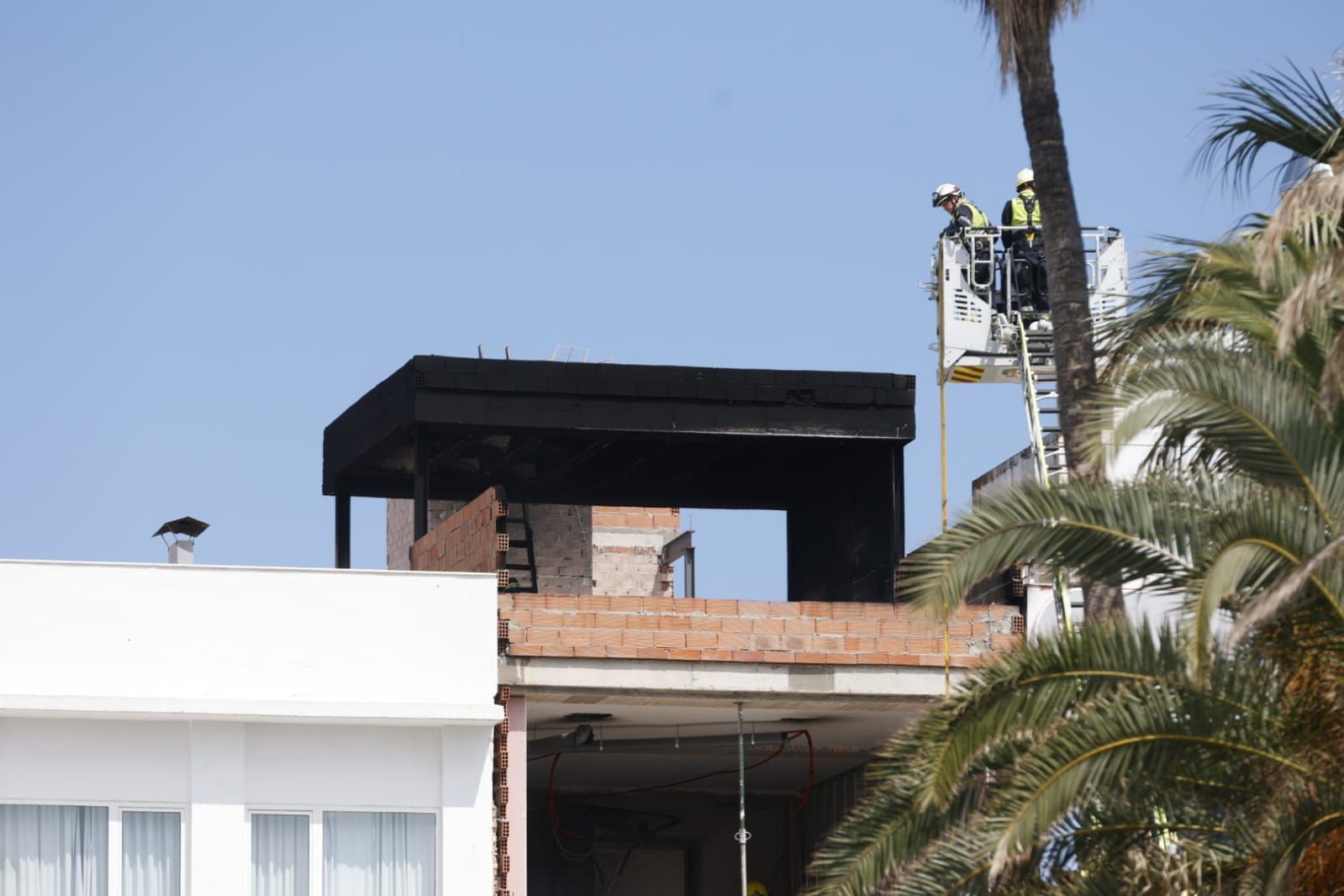 Incendio en un edificio en obras del Paseo Neptuno de València