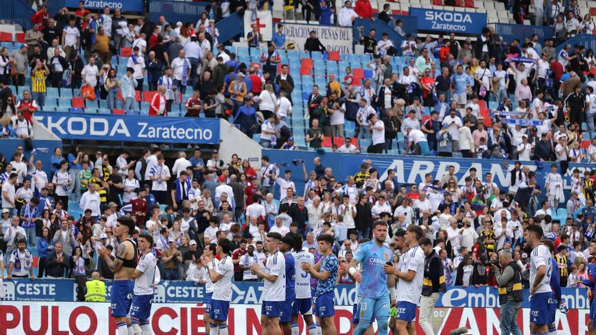 Los jugadores del Real Zaragoza aplauden a la afición al concluir el partido