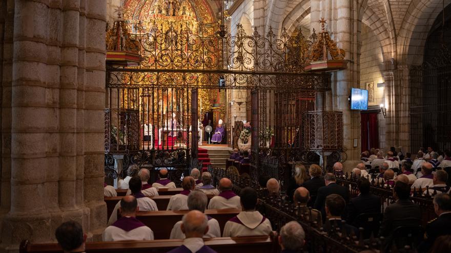 La catedral de Badajoz despide al arzobispo Antonio Montero