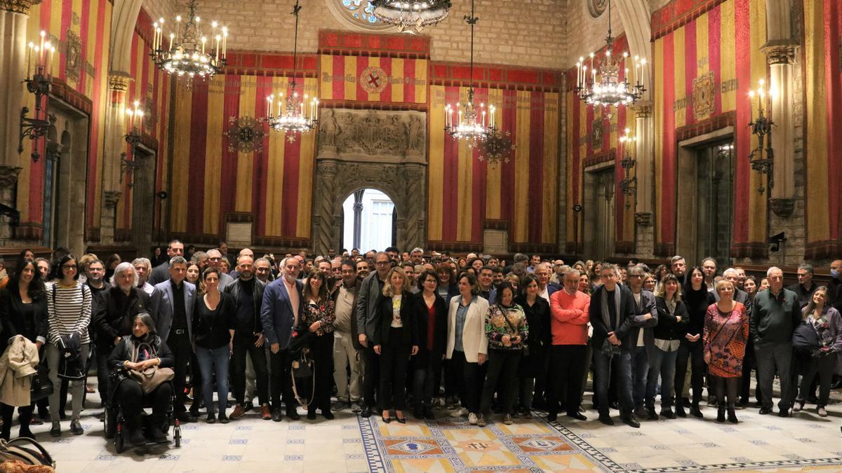 Foto de família dels representants polítics, escriptors i editors durant el tradicional esmorzar literari a l’Ajuntament de Barcelona en motiu de la diada de Sant Jordi
