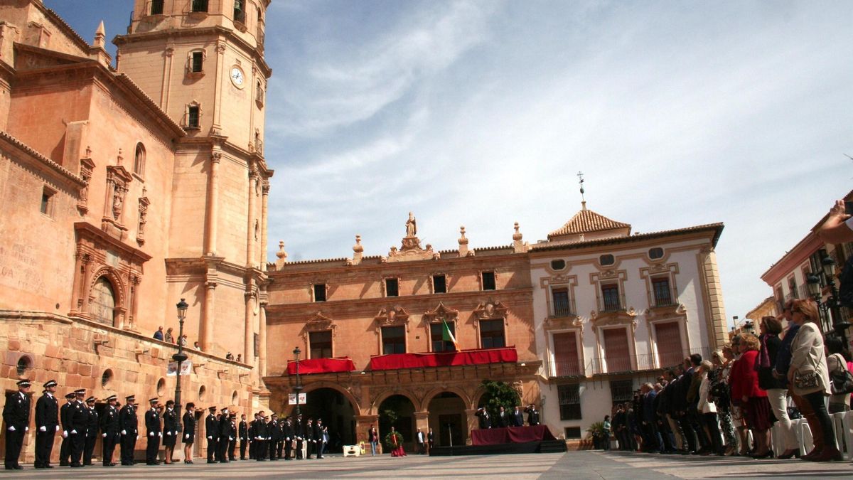 La Plaza de España acogía este mediodía la izada de la bandera de Irlanda en el día de San Patricio, Patrón de la Policía Local.