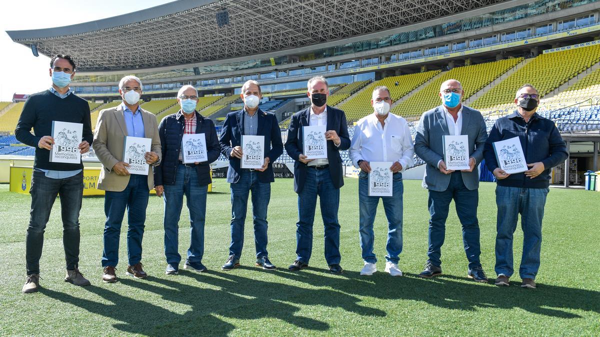 De izquierda a derecha: Paquito Ortiz, Patricio Viñayo, Adrián Déniz, Nicolás Ortega, Rafa Méndez, Pacuco Rosales, Manolo López y Manuel Borrego.