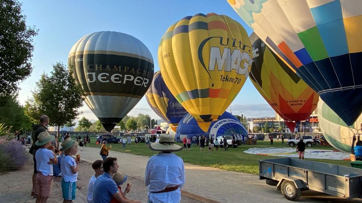 L’estesa de globus aerostàtics que es pot veure a Igualada a l’European Balloon Festival